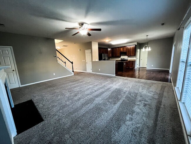 Building Photo - Gorgeous 4 Bedroom, 2 1/2 Bathroom Home in...