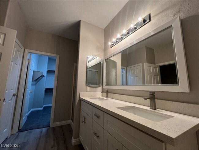 Building Photo - 10524 Isola Bella St