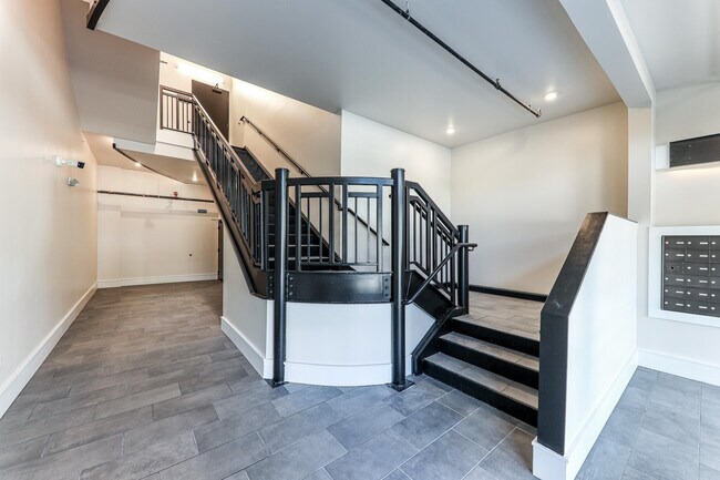 Building Photo - 400 N River St