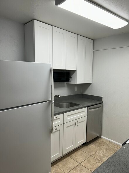 Building Photo - 1350 Golden Cir