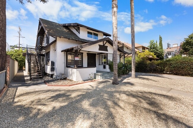 Building Photo - 3 Bedroom, 2 Bathroom apartment in a prime...