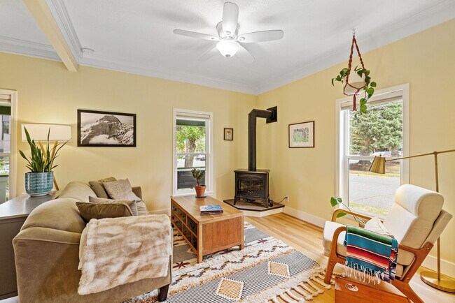 Building Photo - Fully Furnished Northside Bungalow Available for Month of August, 2026