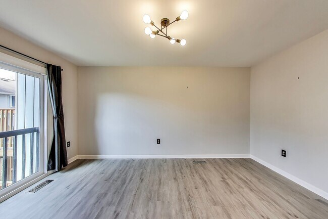 Building Photo - 3 bed + 2 Full + 2 half Bath - End Unit TH