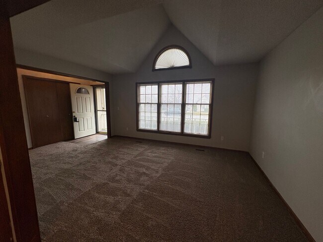 Building Photo - 4 bedroom in Liberty MO!! Brand New Flooring!