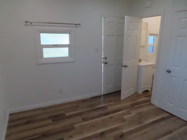 Building Photo - 33RD PL (4312)