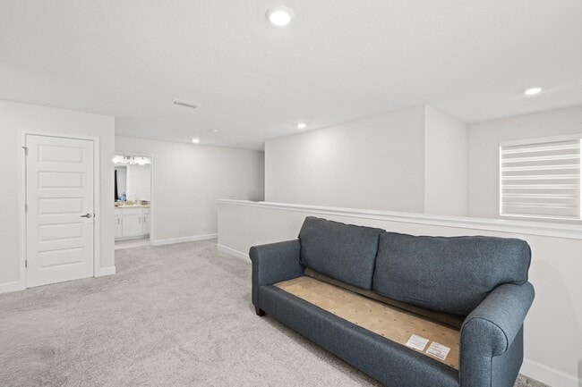 Building Photo - 692 NE Turtleback Trail