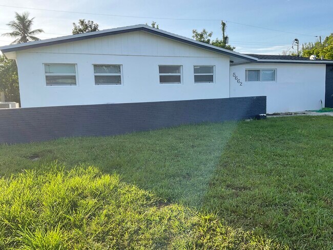 Building Photo - 5662 Parke Ave