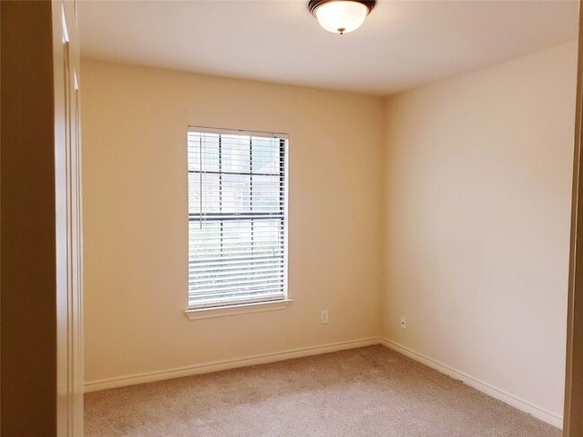 Building Photo - 1502 Villars St