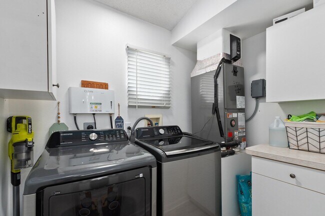 Building Photo - 5789 NW Belwood Cir