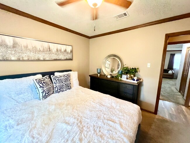 Building Photo - 6500 Lakewood Dr