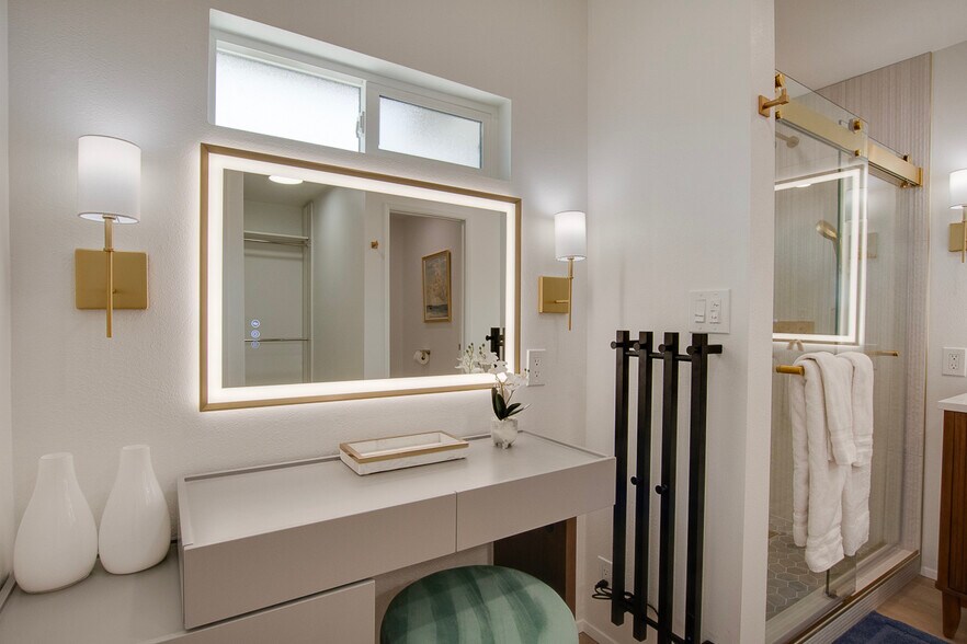 Building Photo - 8143 La Jolla Scenic Dr N