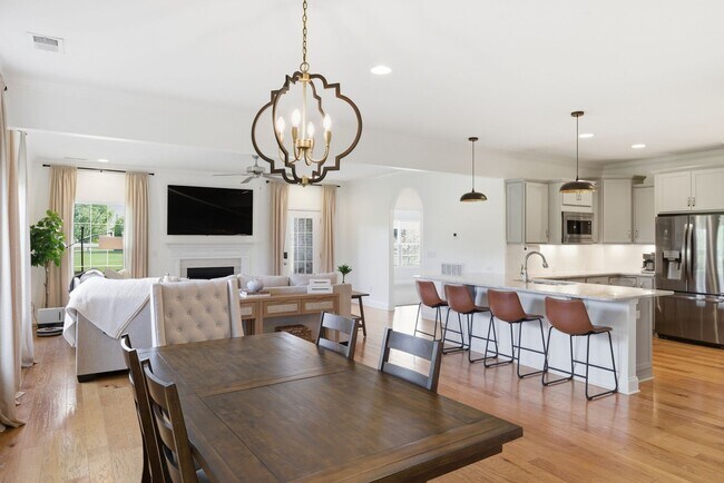 Building Photo - Luxury Executive Living in Sought-After Franklin Community