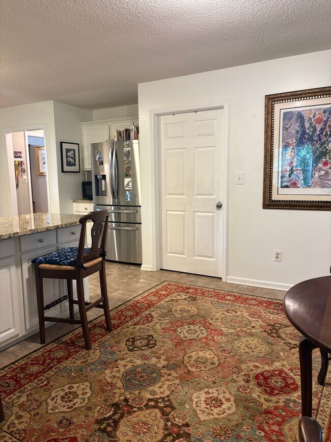 Building Photo - Large, private home in Rivercliff