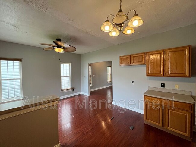 Building Photo - 10631 Englewood Ave
