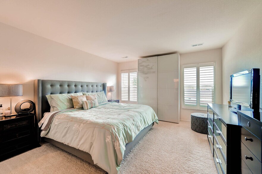 Master bedroom - 6079 Raleigh Cir