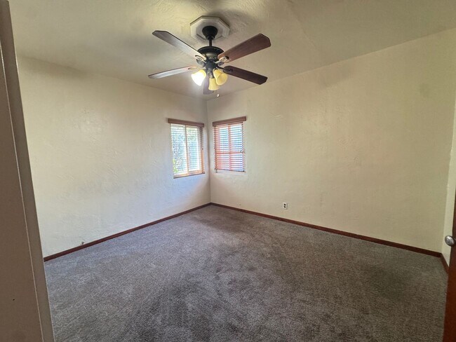 Building Photo - Bel-Air Neighborhood 2 Bed!