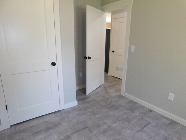 Building Photo - Newly Renovated 2 bed 1 bath cottage