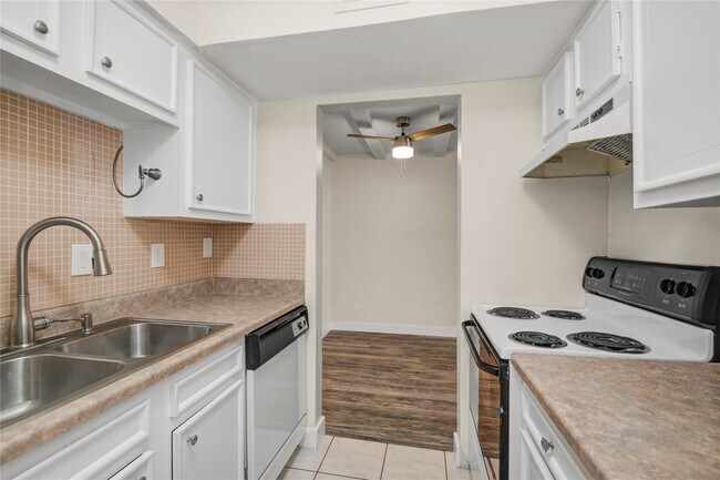 Building Photo - 11540 Chimney Rock Rd