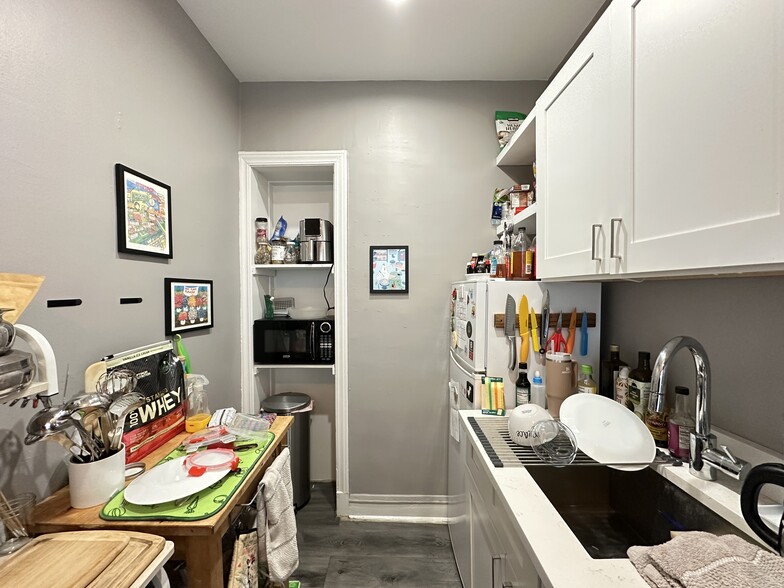 Building Photo - 5516 N Kenmore Ave