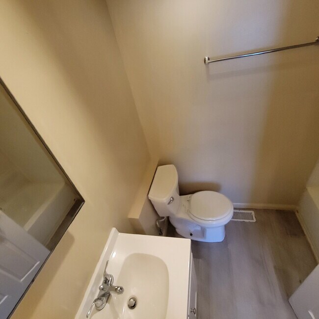 Building Photo - 4BR/1.5BATH House near Fairgrounds!