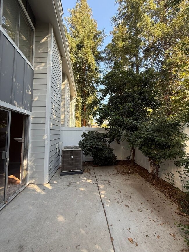 Building Photo - 3 bed, 2 1/2 bath townhome in quiet complex