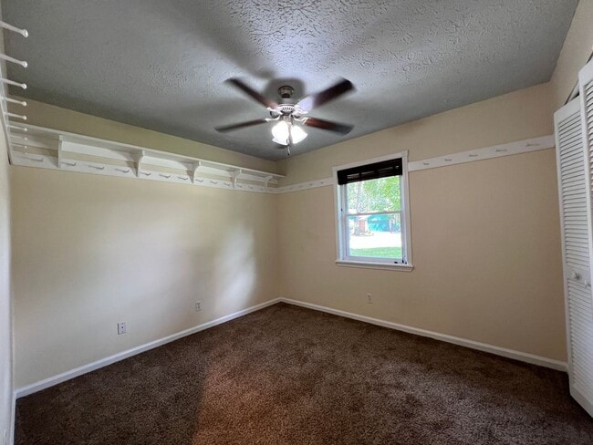 Building Photo - Adorable 3/2 on large corner lot