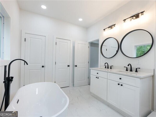 Building Photo - 2438 Shadburn Ferry Dr