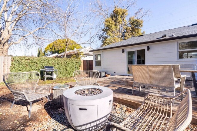 Building Photo - Renovated Two Bedroom West Napa Bungalow