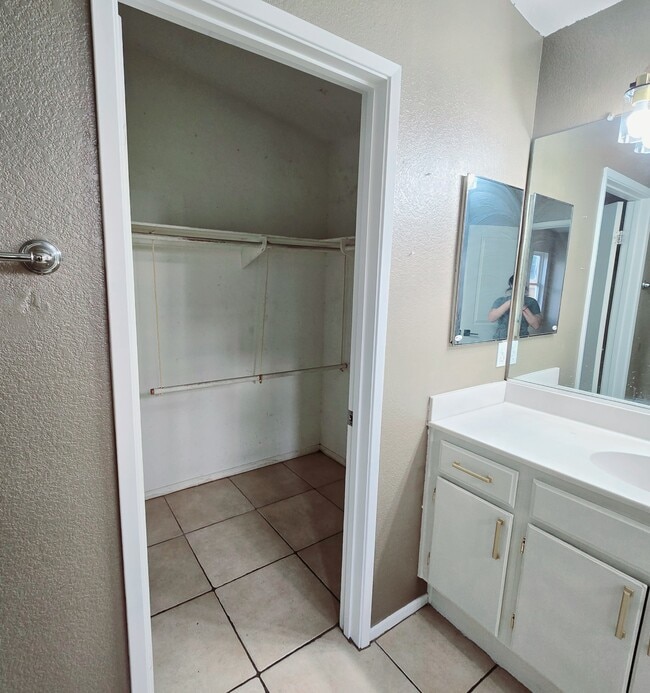 Building Photo - 2219 Camino Dr