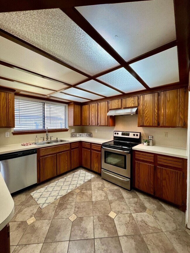 Building Photo - Spacious Home in Yukon- 3 bed, 2 ba, plus office space with built-in's