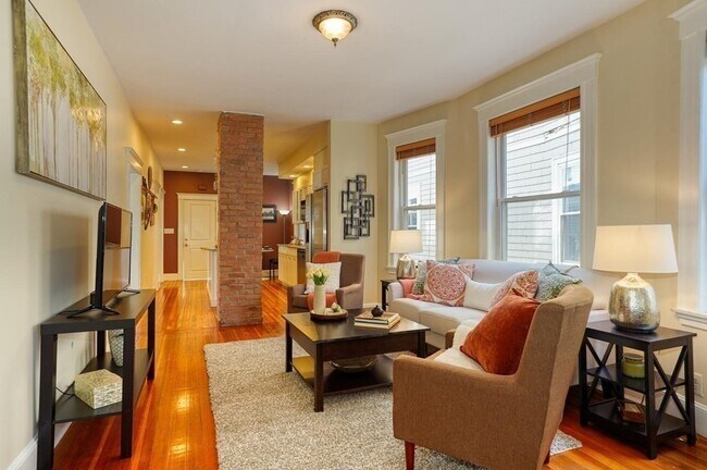 Building Photo - 98 Amory St