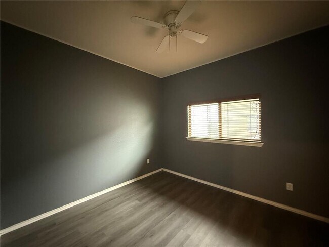 Building Photo - 1722 E Mesa Park Dr