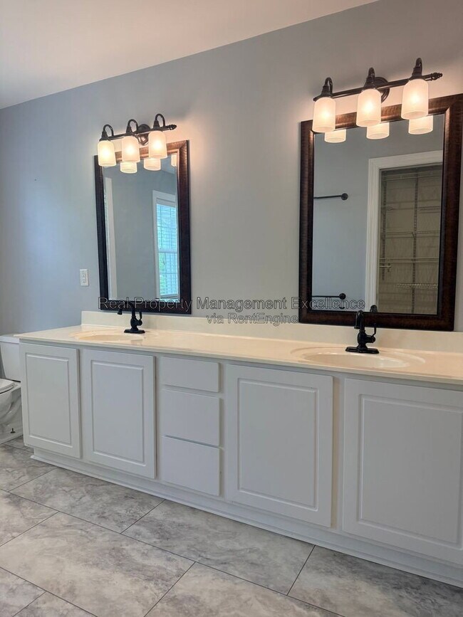 Building Photo - 305 Holly Thorn Trace