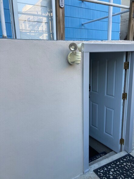 Building Photo - 425 Undercliff Ave