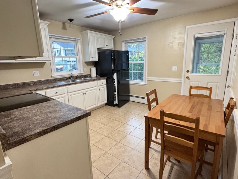 Building Photo - 81 Maurice St