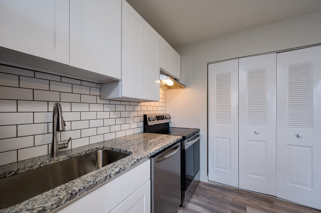 Building Photo - West Park Apartments