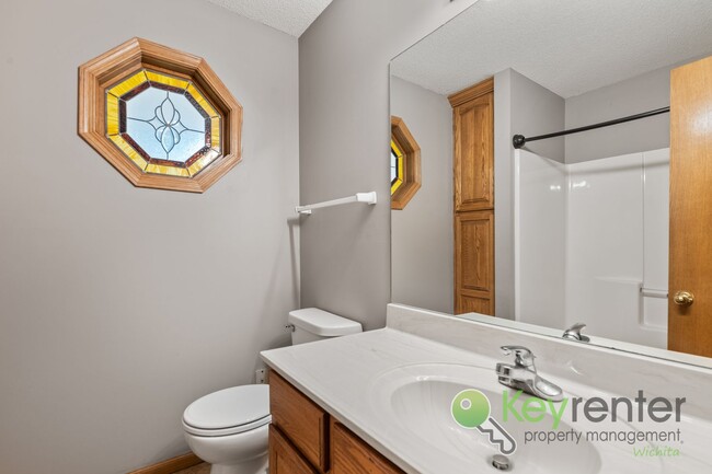 Building Photo - Beautiful, Rare 6 bedroom 3 bath house!