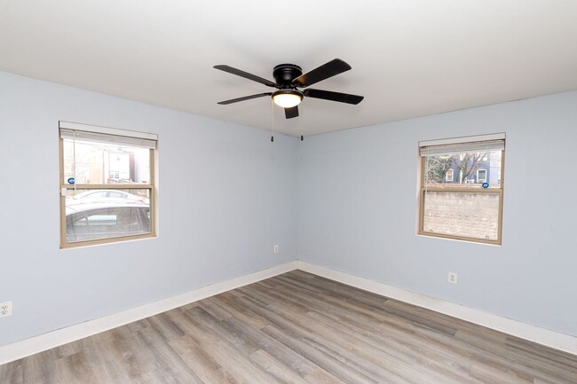 Building Photo - Updated one bed/one bath E Cap Condo, in-u...