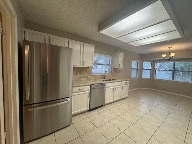 Building Photo - What a Gem! Spacious, Renovated 1-Story Ho...
