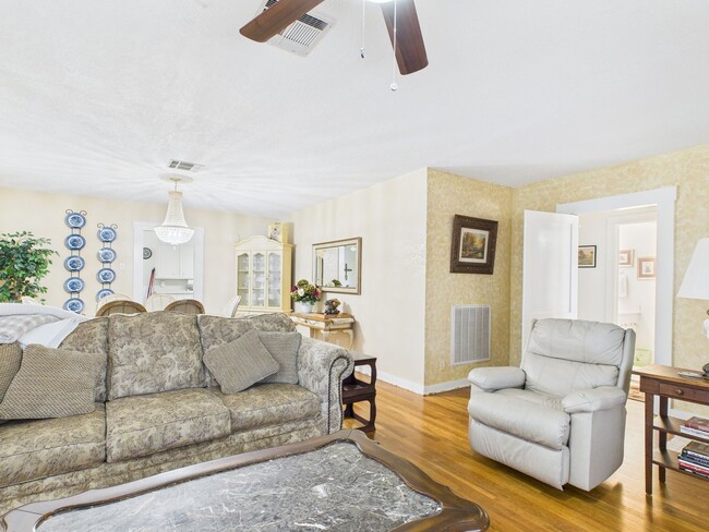 Building Photo - Quiet home in the central part of town