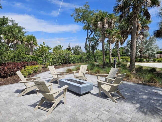 Building Photo - Annual Furnished or Seasonal Short-Term 4 Bedroom 2.5 Bathroom Home in Palmero!
