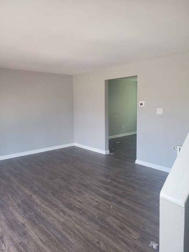 Building Photo - 3 bedroom duplex in Penn Hills with drivew...