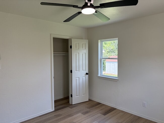 Building Photo - 411 E Showalter Dr