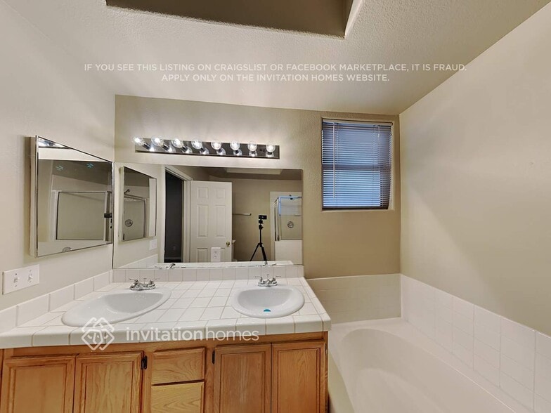 Building Photo - 9112 Canyon Magic Ave