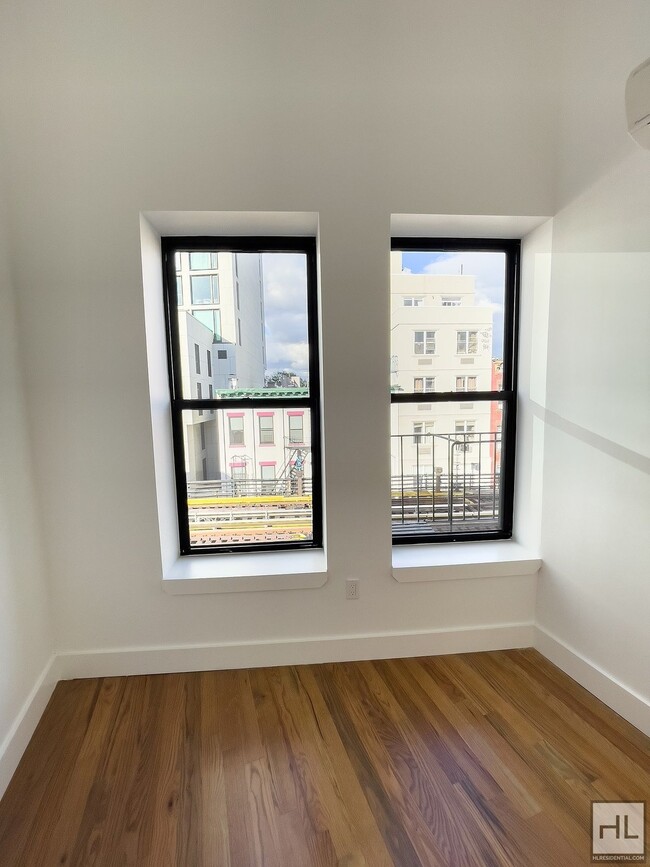 Building Photo - South Williamsburg / No Fee / Spacious 3-B...