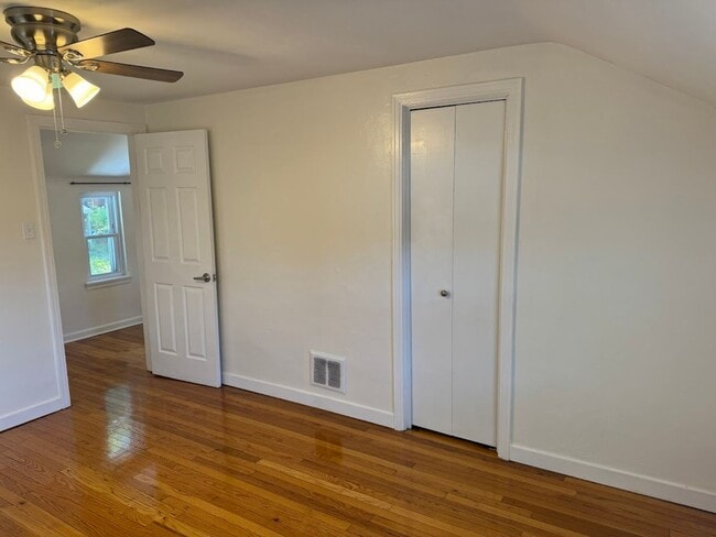 Building Photo - Completely Updated, Open , Quiet House in Oakmont!