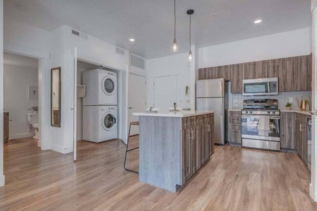 Building Photo - Odessa at the District