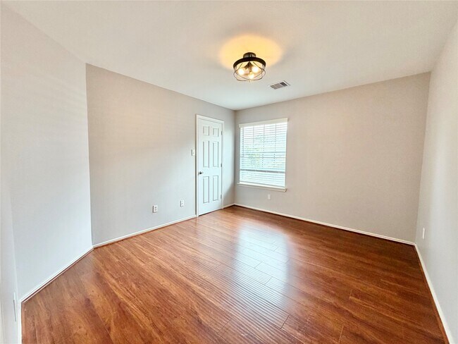 Building Photo - 4614 Forest Home Dr