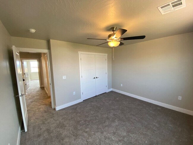 Building Photo - Newer- Red Mountain Vista Town Home,
