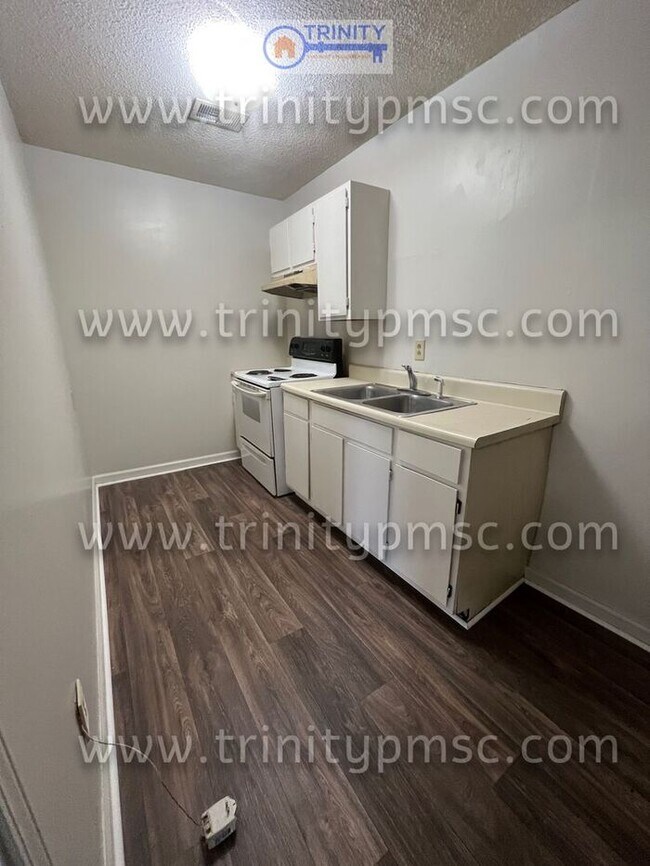 Building Photo - Recently renovated! Must see!